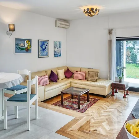 House Viola By Istra Vacation בית נופש *